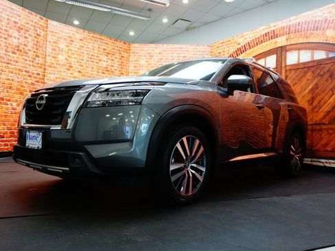 Certified 2022 Nissan Pathfinder Platinum w/ Cargo Package AWD/4WD image 2