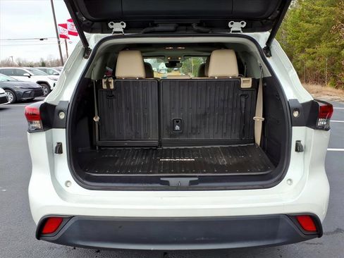Used 2023 Toyota Highlander XLE image 10