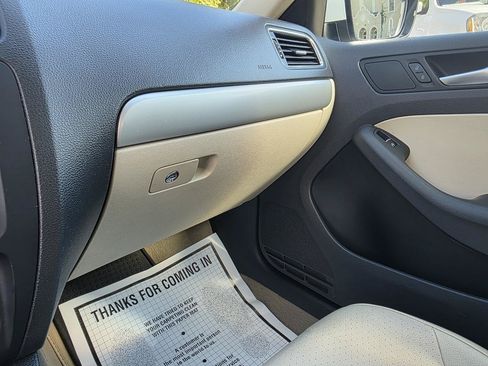 Used 2013 Volkswagen Jetta SE FWD image 23
