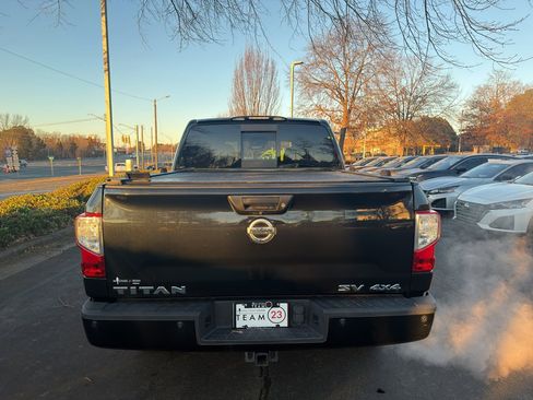 Used 2019 Nissan Titan SV w/ SV Convenience Package image 6