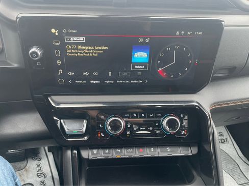 Used 2025 GMC Sierra 2500 AT4 image 23