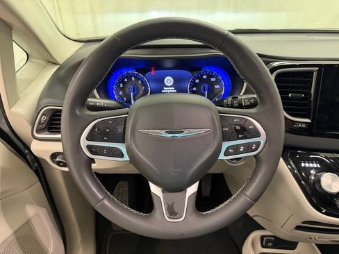 Used 2023 Chrysler Pacifica Touring-L FWD image 23