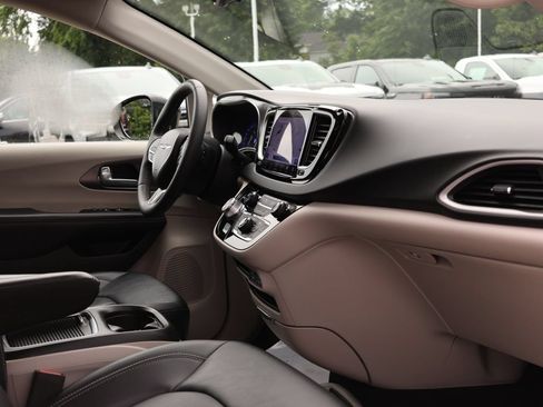 Used 2024 Chrysler Pacifica Touring-L FWD image 41