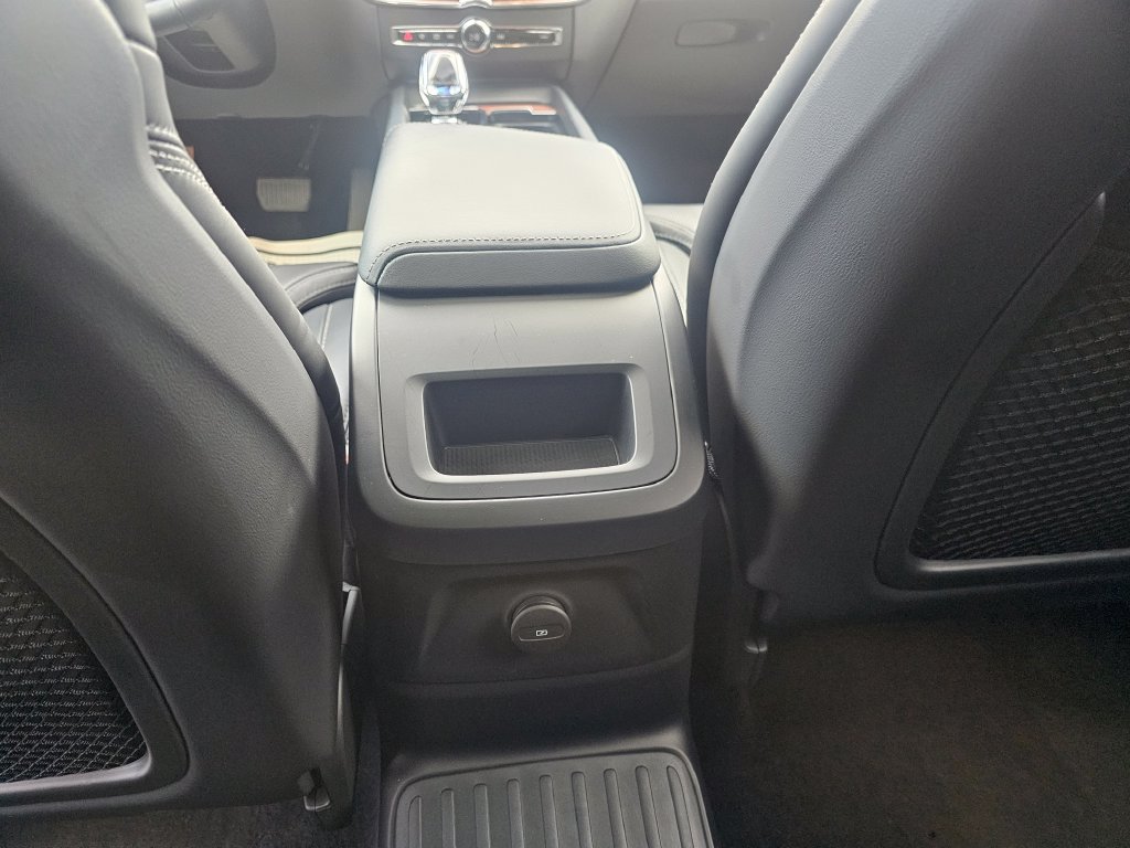 Certified 2024 Volvo XC60 T8 Ultimate AWD/4WD image 12