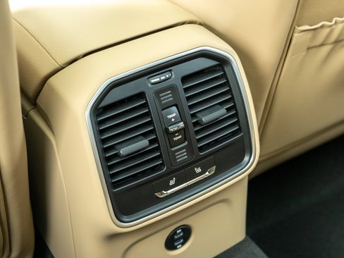 Certified 2026 Porsche Macan AWD/4WD image 32