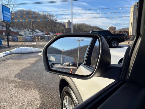 Used 2021 Ford Explorer XLT w/ Equipment Group 202A image 11