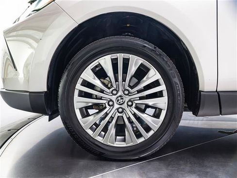 Used 2022 Toyota Venza XLE AWD/4WD image 12