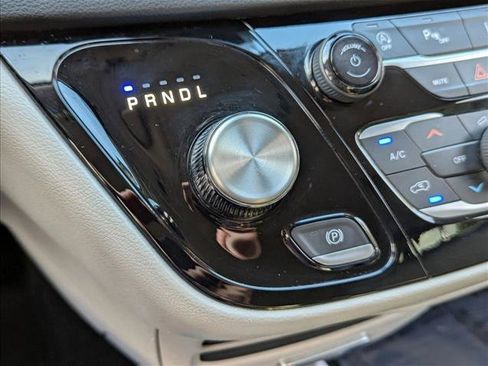 Used 2023 Chrysler Pacifica Touring-L image 12