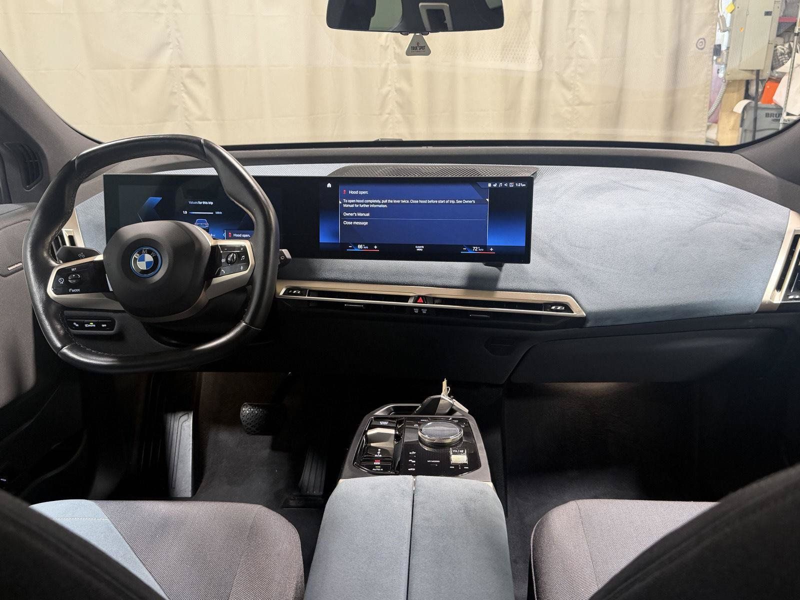 Used 2022 BMW iX xDrive50 w/ Convenience Package AWD/4WD image 9