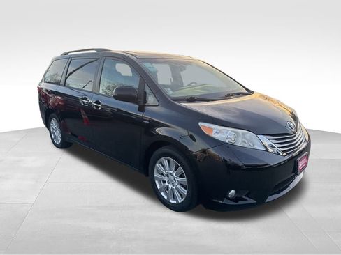 Used 2017 Toyota Sienna XLE image 7