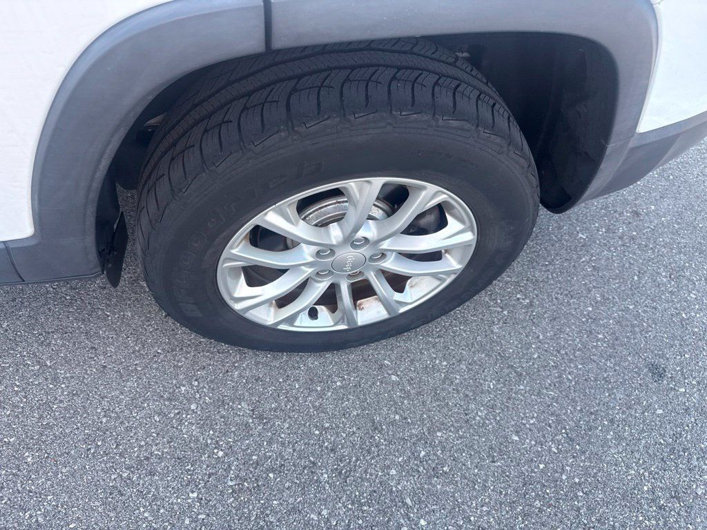 Used 2019 Jeep Cherokee Latitude w/ Cold Weather Group AWD/4WD image 11