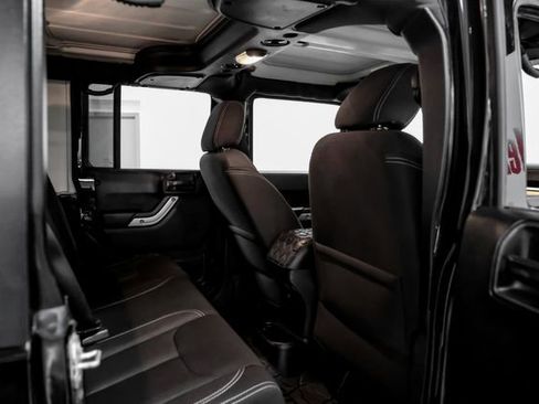 Used 2018 Jeep Wrangler Unlimited Sahara w/ Connectivity Group image 32