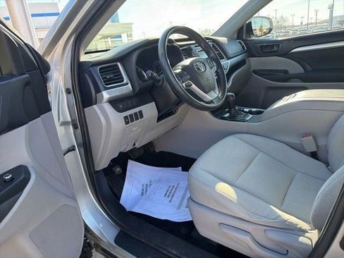 Used 2019 Toyota Highlander LE image 28
