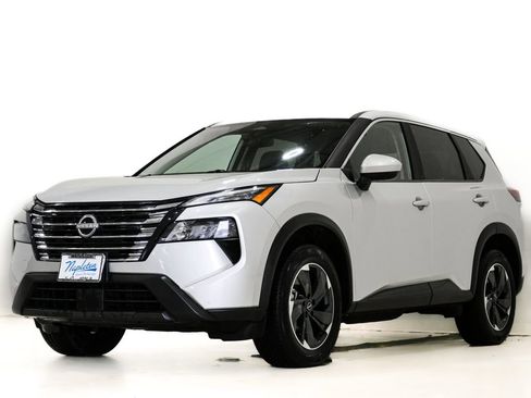 Used 2025 Nissan Rogue SV image 3