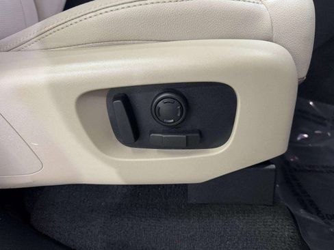 Used 2017 Land Rover Discovery HSE image 42