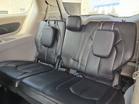 Used 2023 Chrysler Pacifica Touring-L FWD image 11
