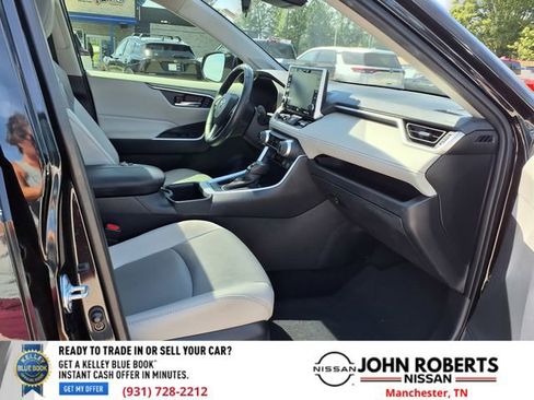 Used 2022 Toyota RAV4 XLE Premium image 19