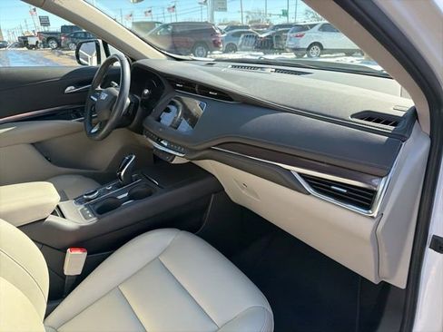 Certified 2022 Cadillac XT4 Luxury w/ Cold Weather Package image 24