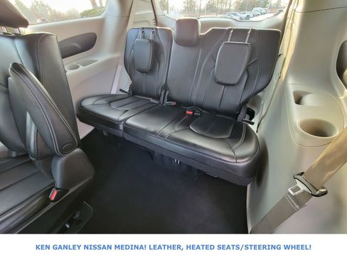 Used 2023 Chrysler Pacifica Touring-L image 41