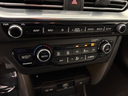 Used 2022 Kia Niro EX image 30