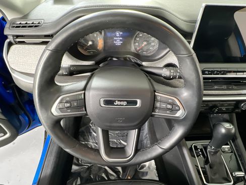 Used 2022 Jeep Compass Latitude w/ Sun and Sound Group AWD/4WD image 11
