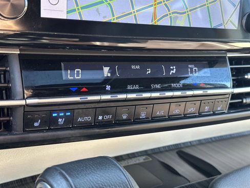 Used 2023 Toyota Sienna Platinum image 28