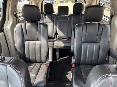 Used 2013 Chrysler Town & Country Touring-L w/ Driver Convenience Group FWD image 16