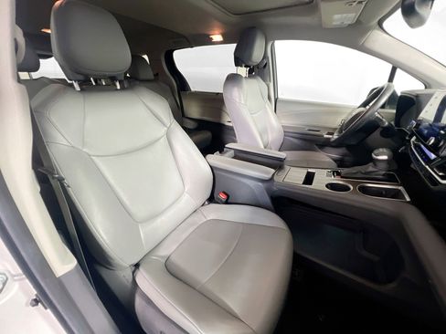 Used 2024 Toyota Sienna XLE FWD image 31
