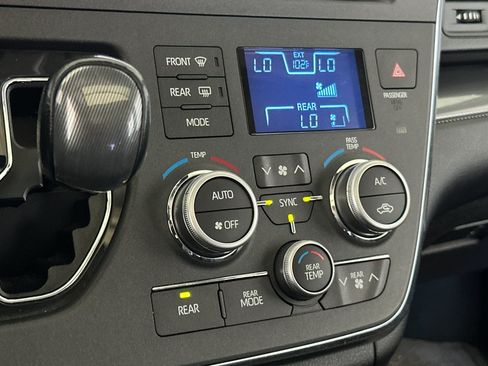 Used 2019 Toyota Sienna SE FWD image 18
