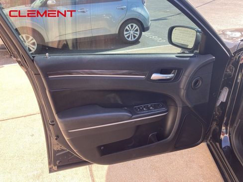 Used 2021 Chrysler 300 Touring image 39