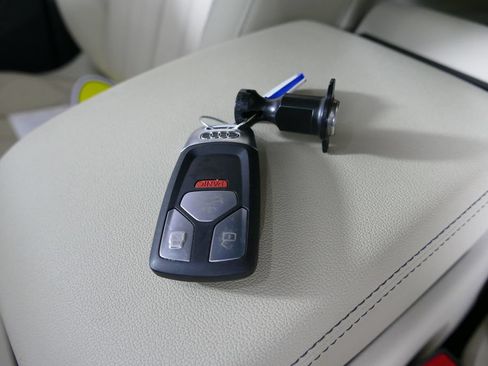 Used 2023 Audi Q5 2.0T Premium w/ Convenience Package AWD/4WD image 23