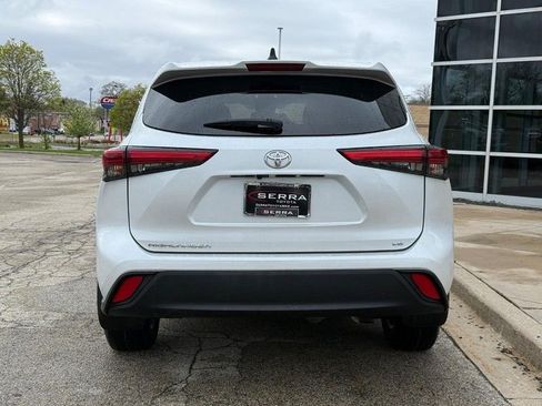 Used 2023 Toyota Highlander LE FWD image 4