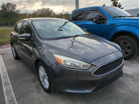 Used 2017 Ford Focus SE image 2