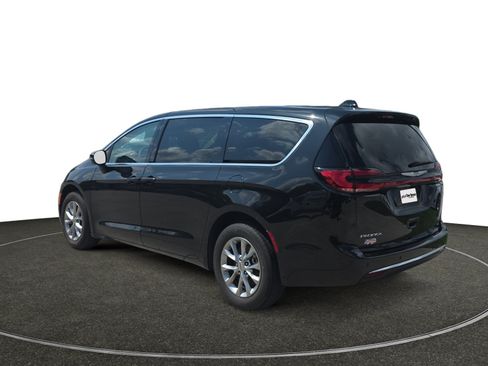 Used 2023 Chrysler Pacifica Touring-L AWD/4WD image 3