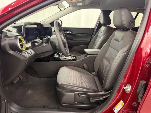 Used 2025 Chevrolet Trax LT FWD image 9