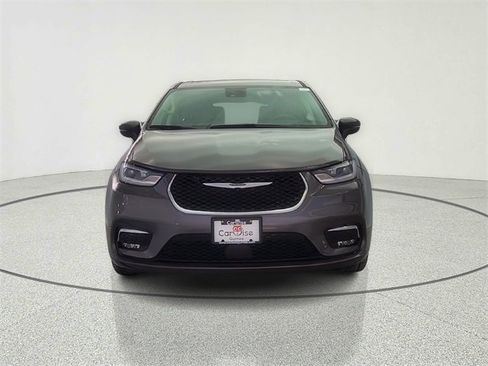 Used 2023 Chrysler Pacifica Touring-L image 2