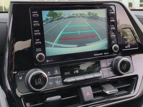 Used 2022 Toyota Highlander XLE AWD/4WD image 13