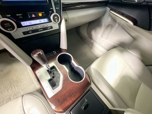 Used 2014 Toyota Camry XLE w/ Leather Package image 26