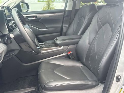 Used 2024 Toyota Highlander Platinum FWD image 10
