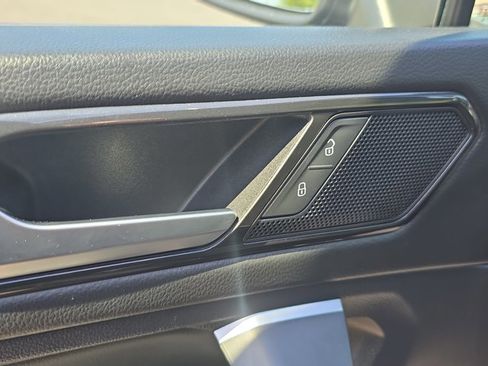 Used 2023 Volkswagen Tiguan SE R-Line image 9