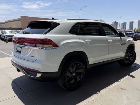 Used 2024 Volkswagen Atlas Cross Sport SE w/ Panoramic Sunroof Package AWD/4WD image 4
