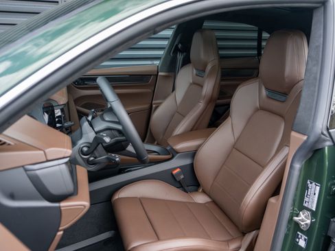 New 2026 Porsche Macan Turbo Electric AWD/4WD image 5