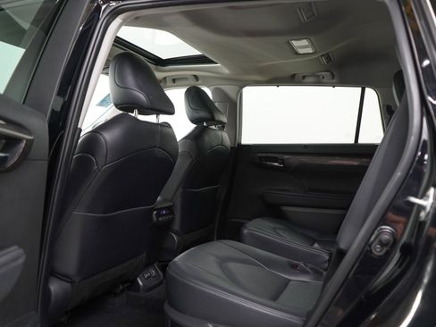 Used 2024 Toyota Highlander Limited AWD/4WD image 19