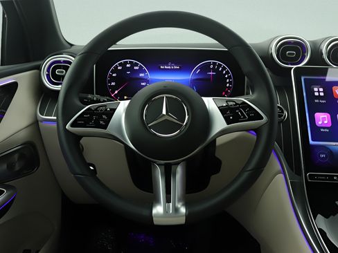 Used 2025 Mercedes-Benz GLC 350e 4MATIC image 8