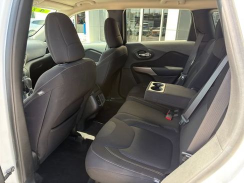 Used 2017 Jeep Cherokee Latitude w/ Comfort/Convenience Group AWD/4WD image 12