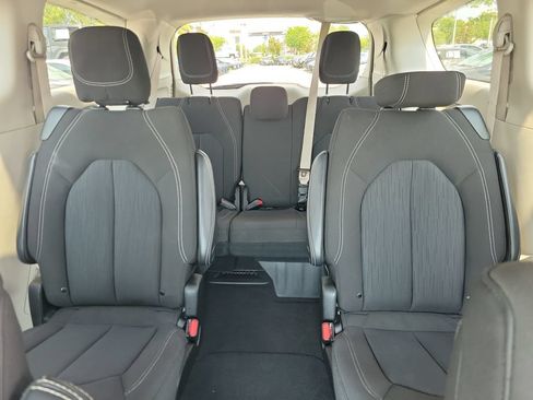 Used 2022 Chrysler Voyager LX FWD image 16