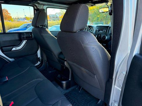 Used 2016 Jeep Wrangler Unlimited Sahara w/ Connectivity Group AWD/4WD image 24