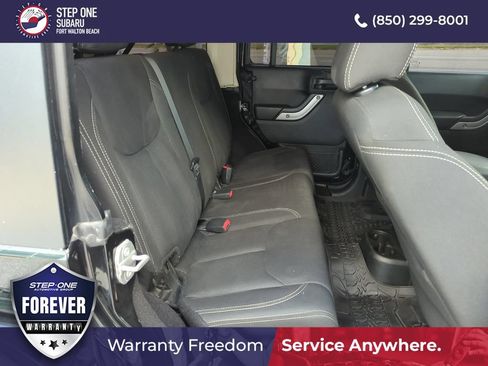 Used 2017 Jeep Wrangler Unlimited Sahara w/ Connectivity Group AWD/4WD image 28