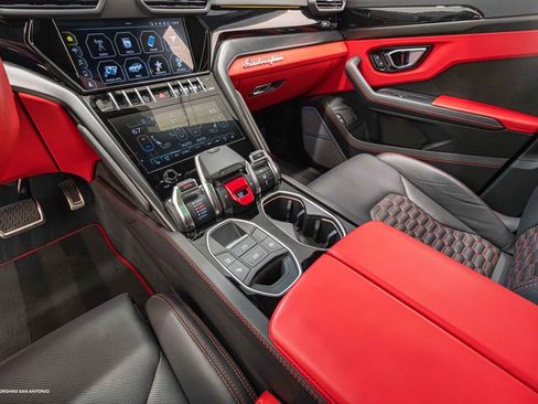 Used 2022 Lamborghini Urus AWD/4WD image 45