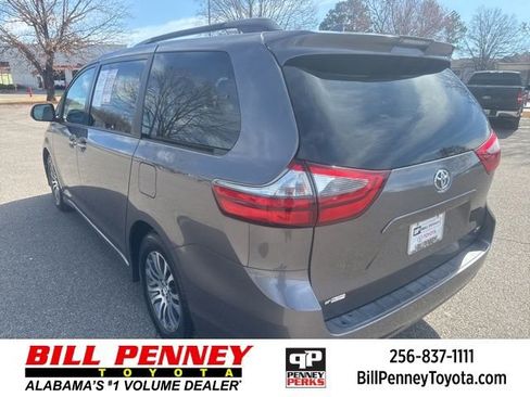 Used 2020 Toyota Sienna XLE image 3
